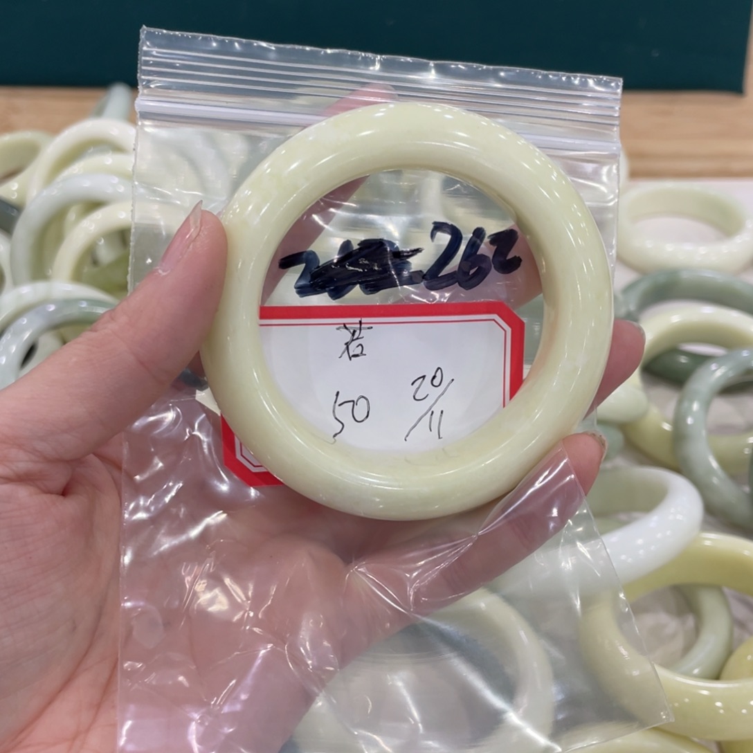 若***蛇纹石玉未镶嵌手镯