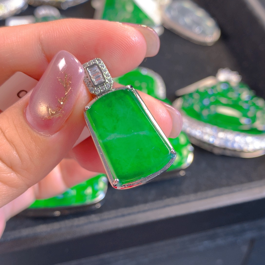 翡翠颈饰未镶嵌翡翠