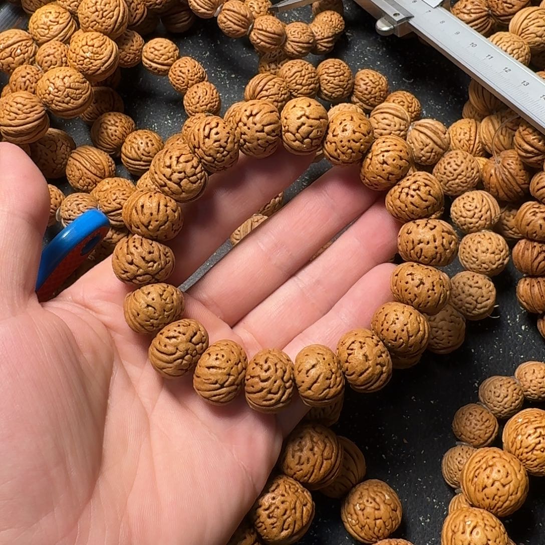 鱼***冻桃核吊坠纽扣手串