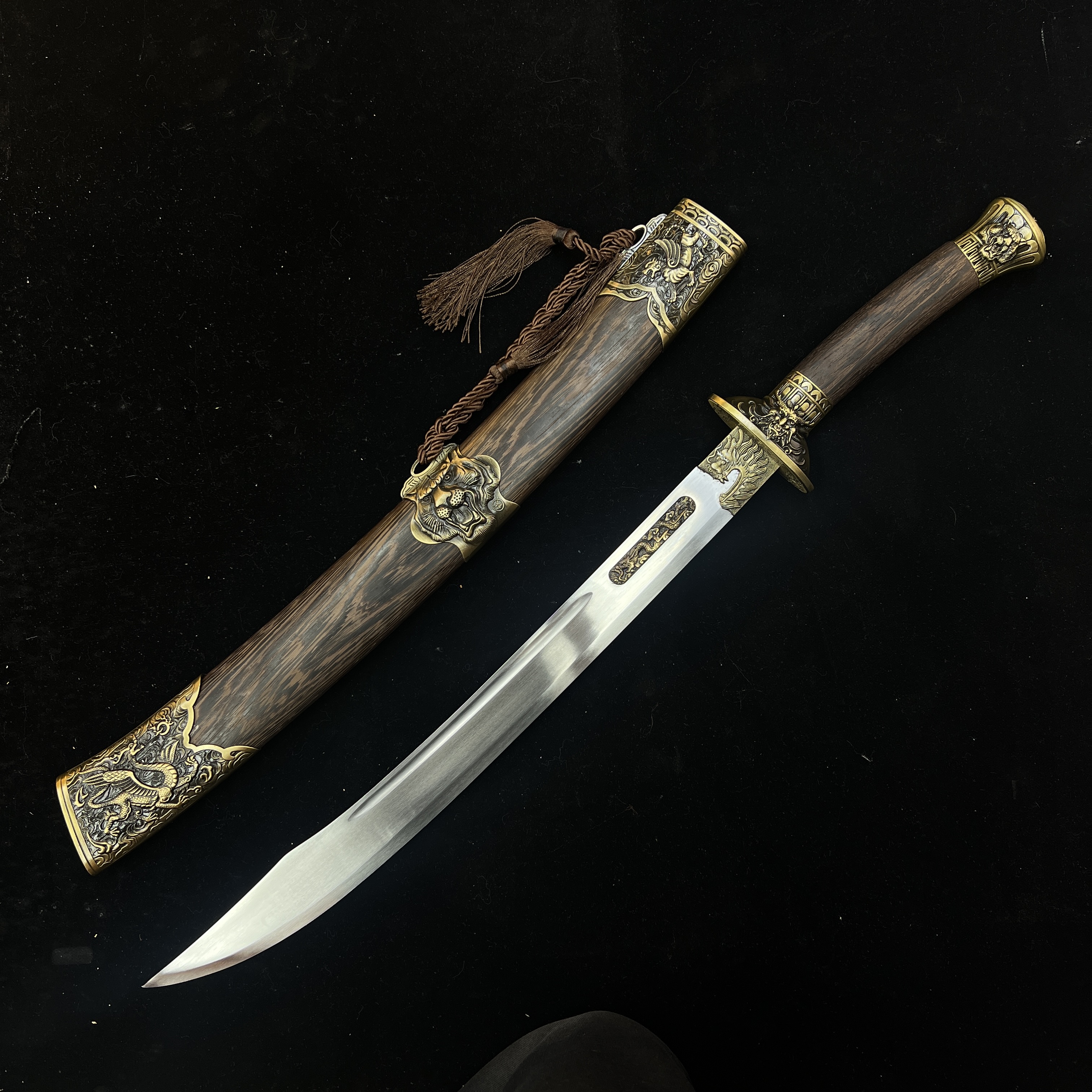 (龙虎战刀）鸡翅木轴承钢一体龙骨淬火延炼摆件未开刃