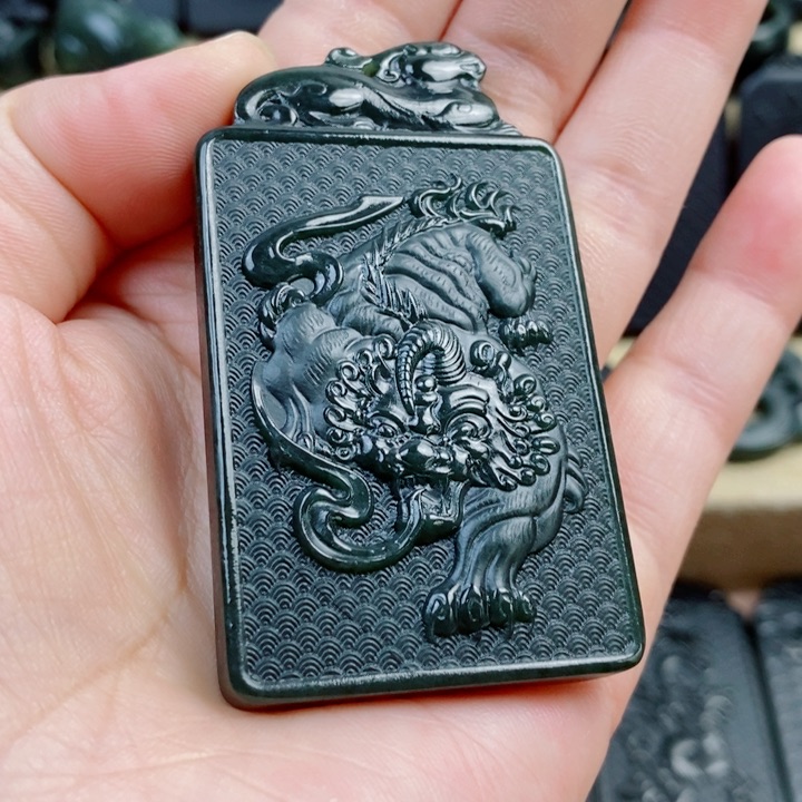 和田玉（青玉）未镶嵌颈饰双面雕刻