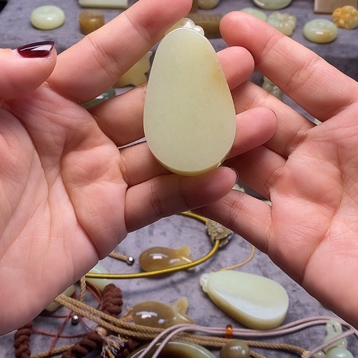 小***天和田玉（糖玉）未镶嵌颈饰