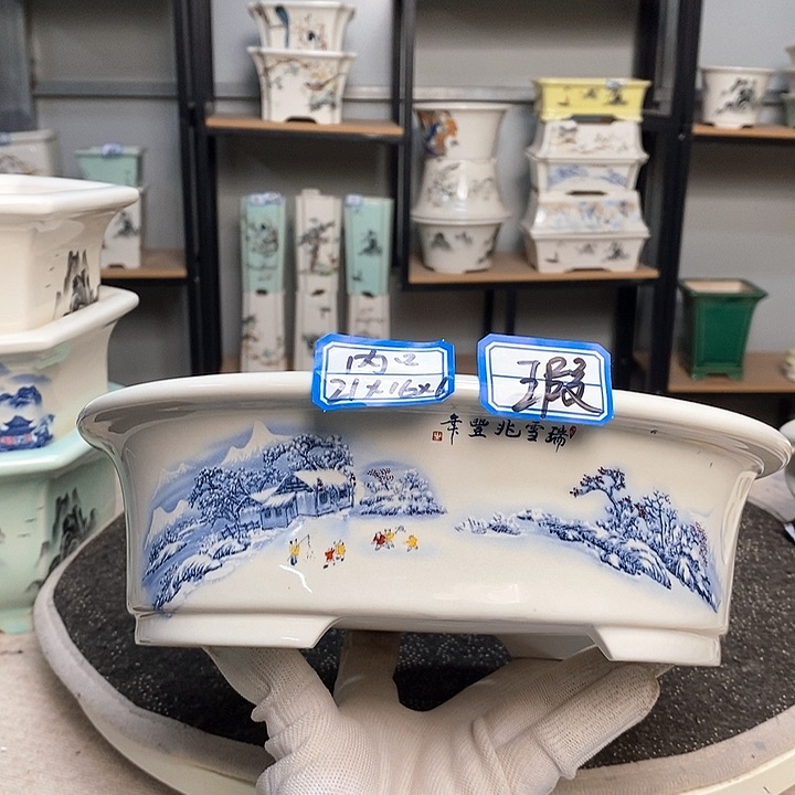 紫砂的花盆很漂亮