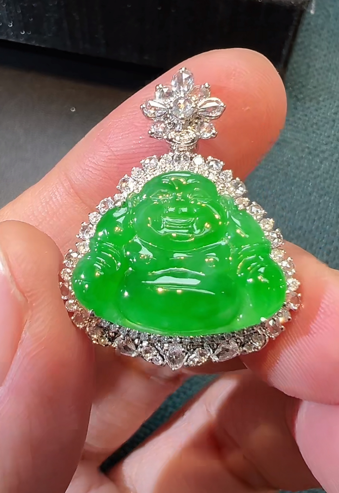 阳绿佛公吊坠翡翠