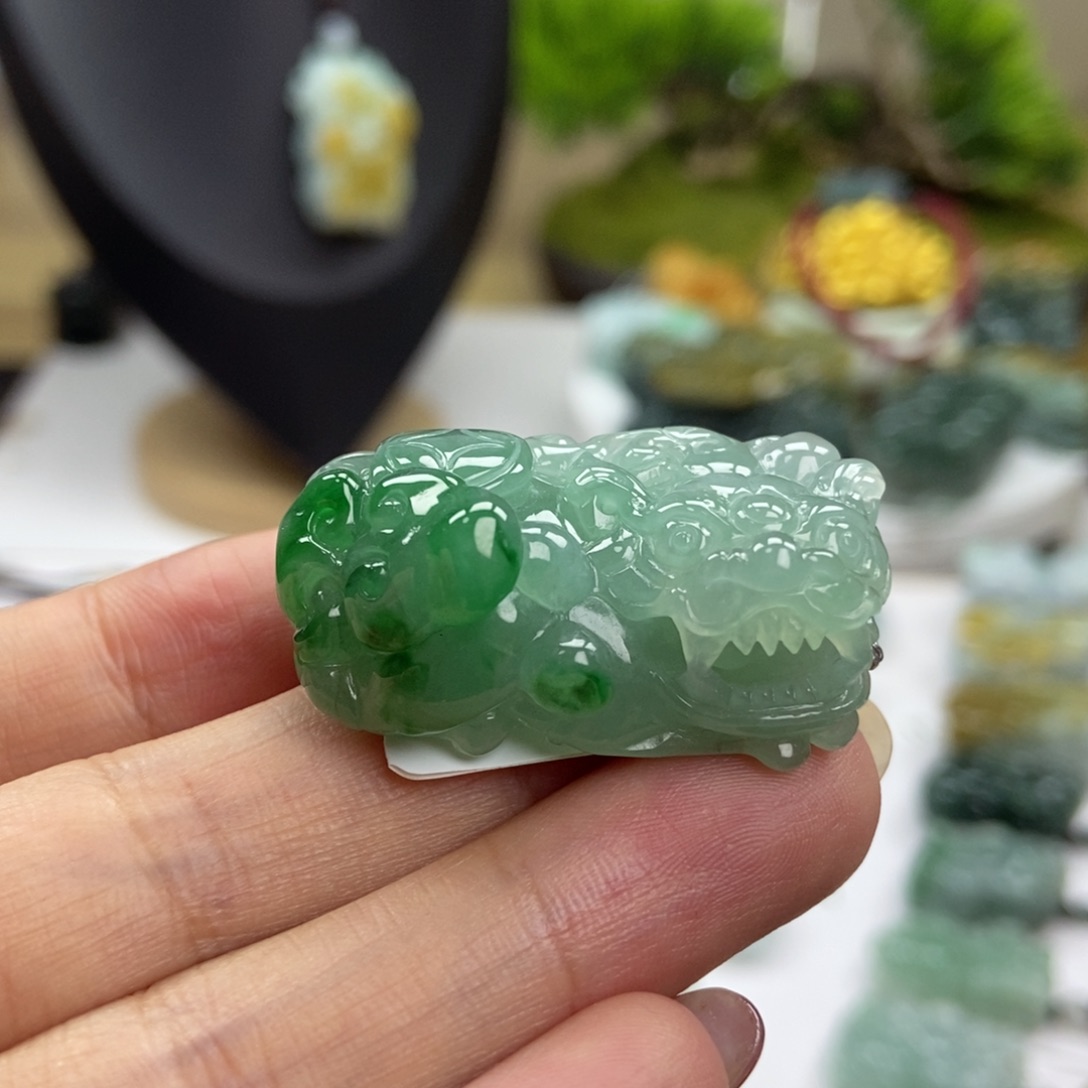颈饰未镶嵌翡翠A9 辣绿含珠霸王貔貅