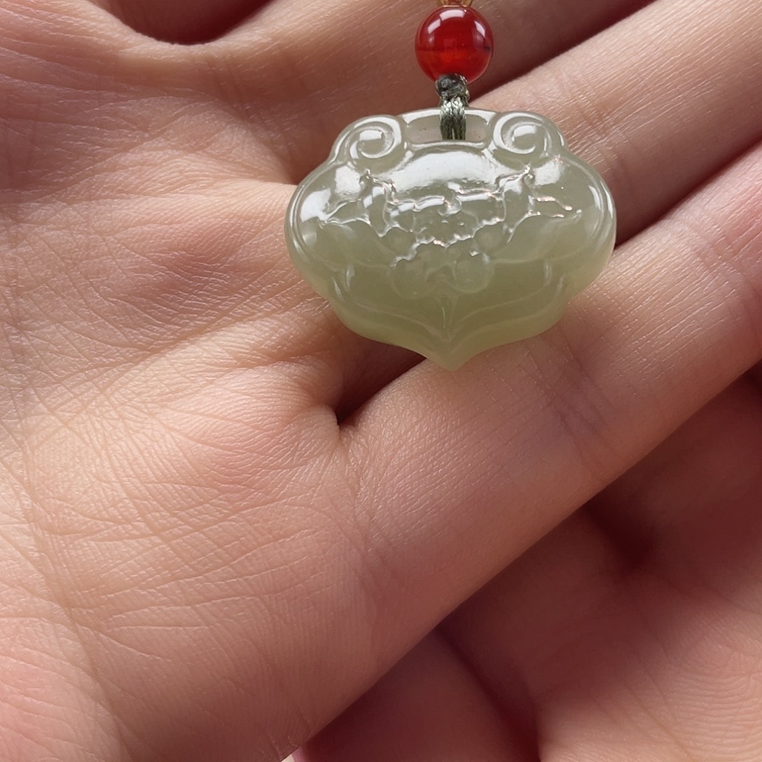 天***谭和田玉未镶嵌颈饰