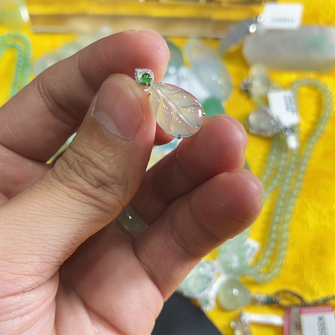 翡翠颈饰18K金镶嵌柿***?