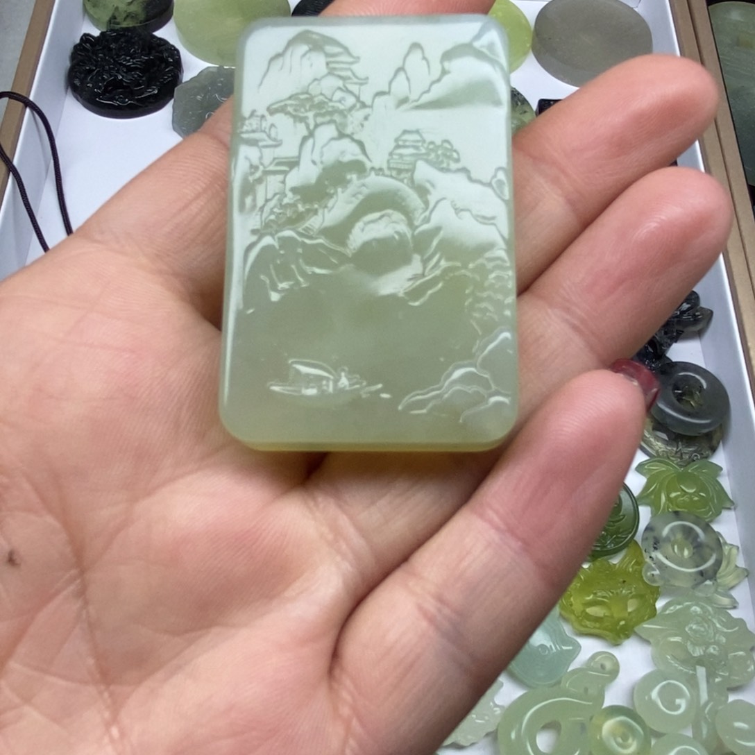 蛇纹石玉未镶嵌颈饰