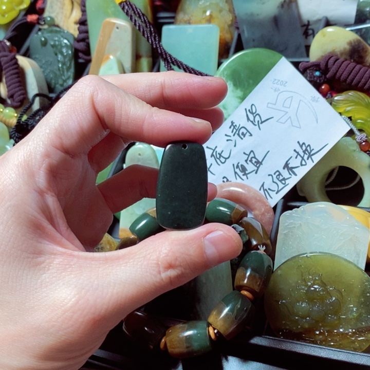 透闪石质玉颈饰未镶嵌