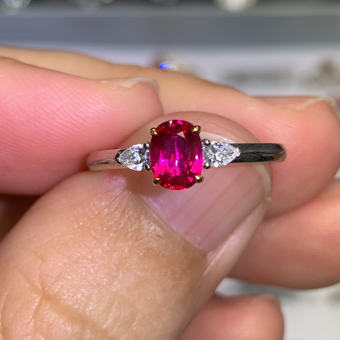 红宝石戒指18K金镶嵌