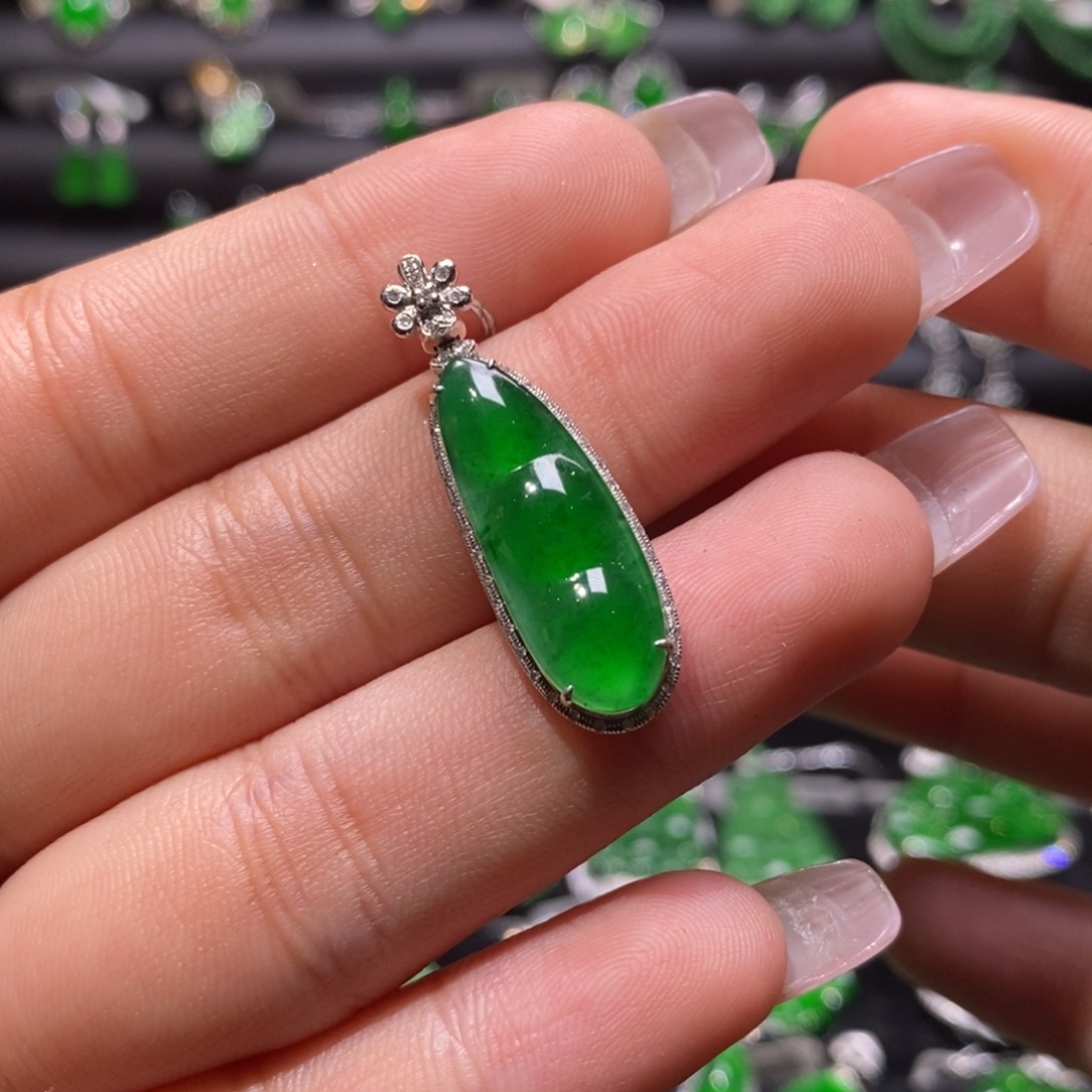 翡翠颈饰18K金镶嵌天然翡翠