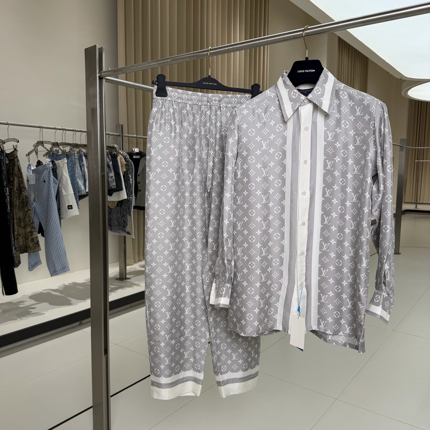99新 LouisVuitton/路易威登 25灰白满印真丝套装 GM005913
