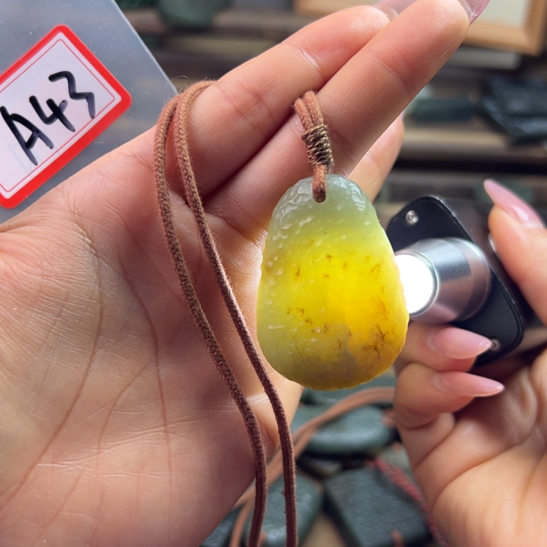 和田玉（糖玉）未镶嵌颈饰