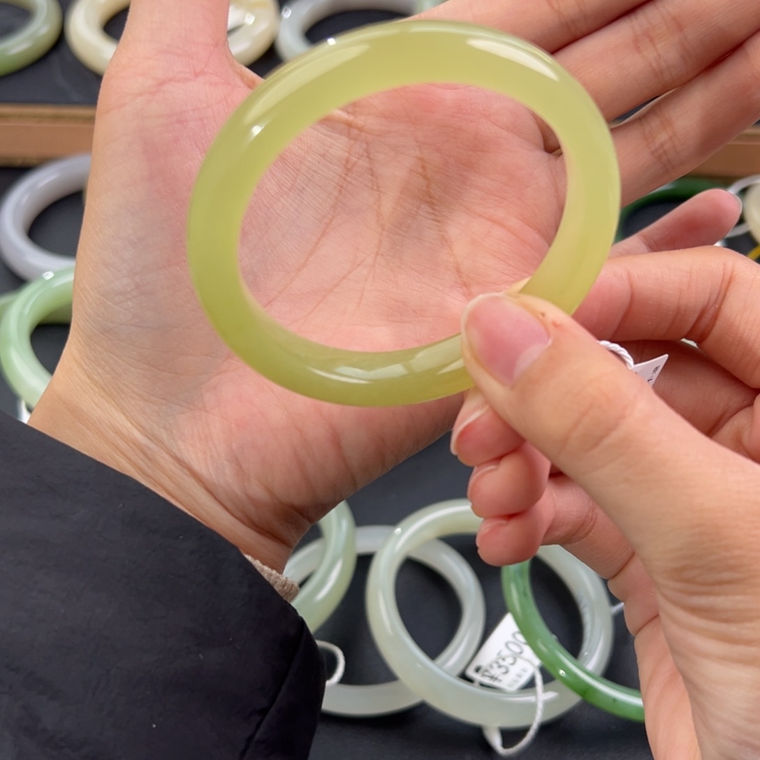 喻***和田玉未镶嵌手镯有细纹