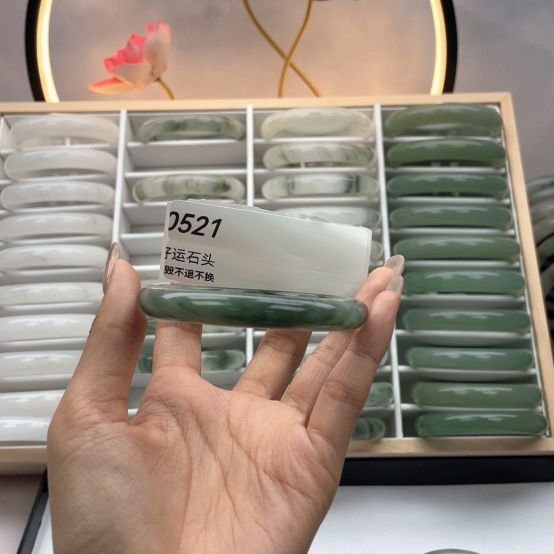石英质玉（天山翠）未镶嵌手镯0521