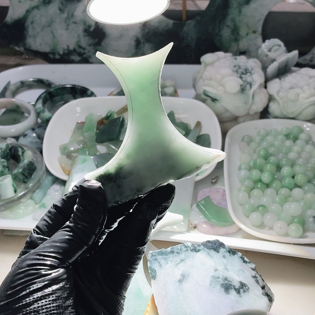 翡翠未镶嵌颈饰边角料