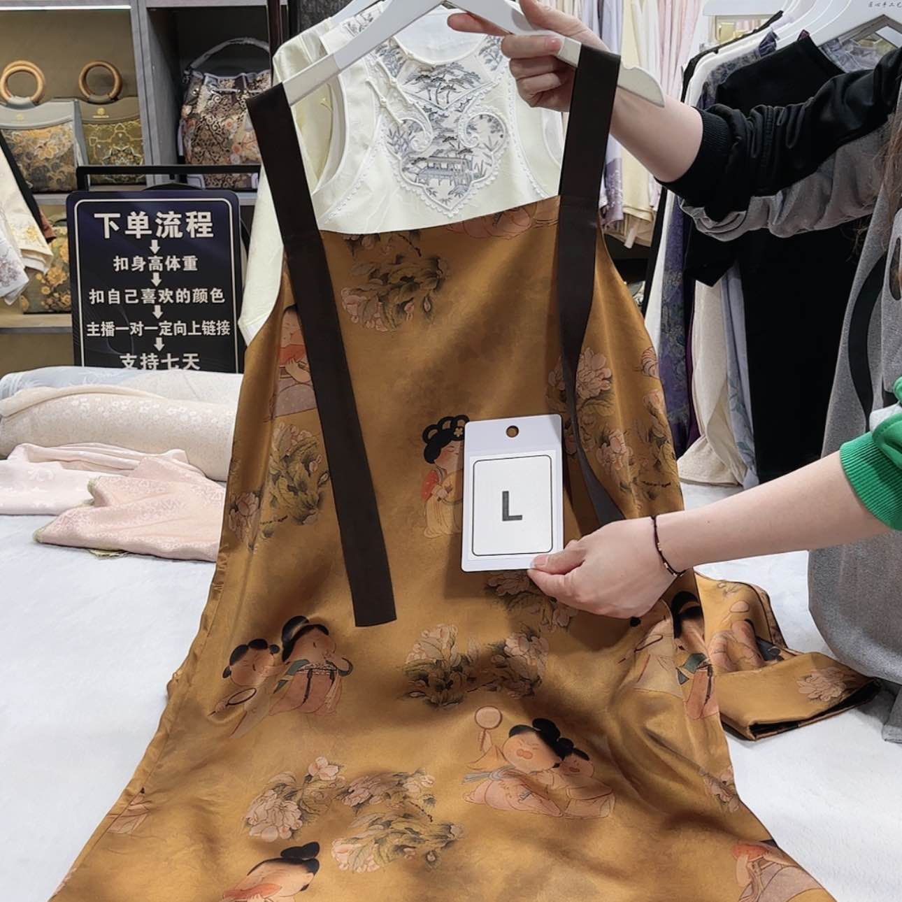 【闪购商品】莫*bh hhj j j j j h