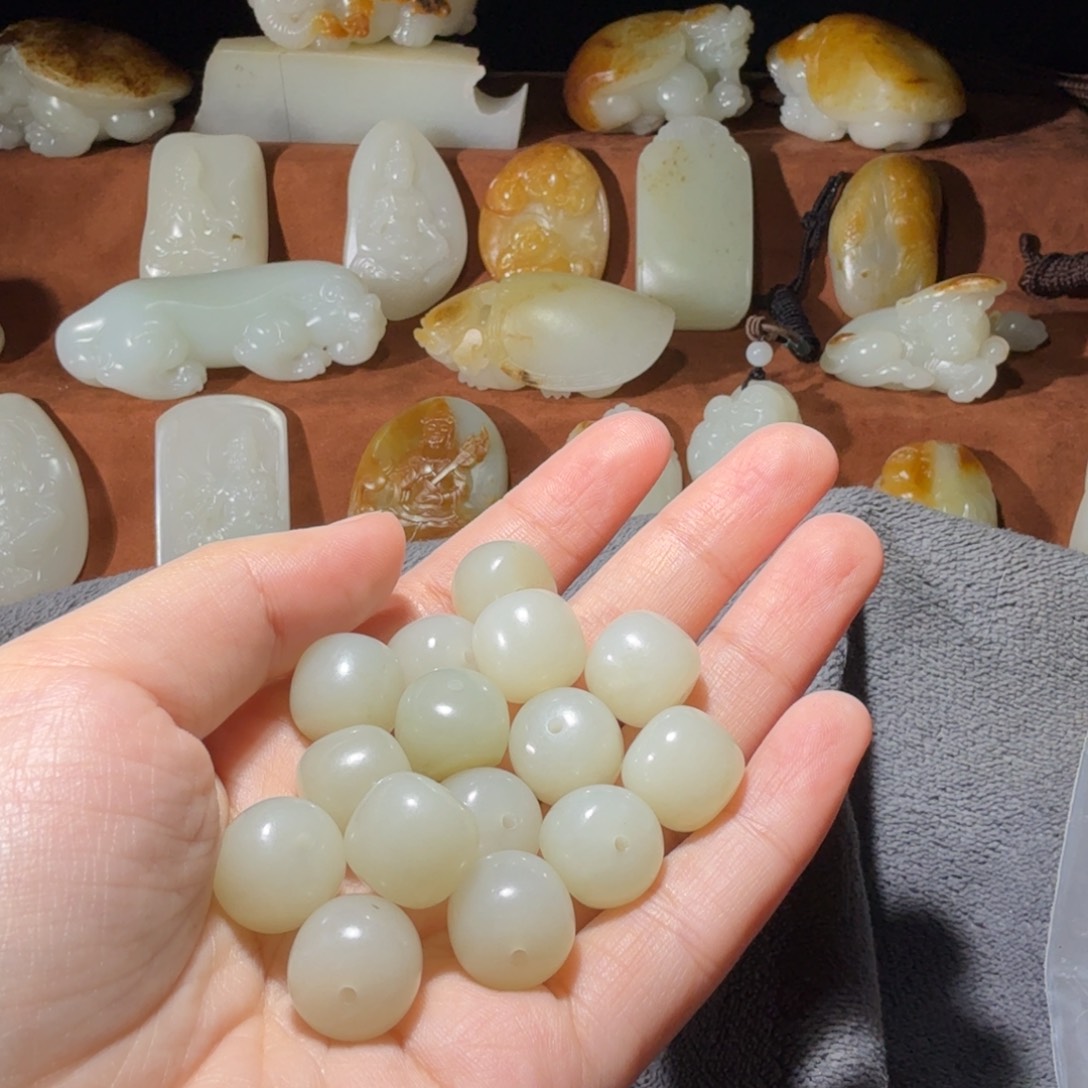 韭***蛋和田玉未镶嵌手链