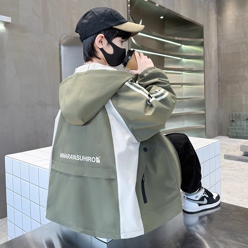 儿童装秋装冲锋衣洋气2025新款中大童秋季工装帅气男孩春秋款外套