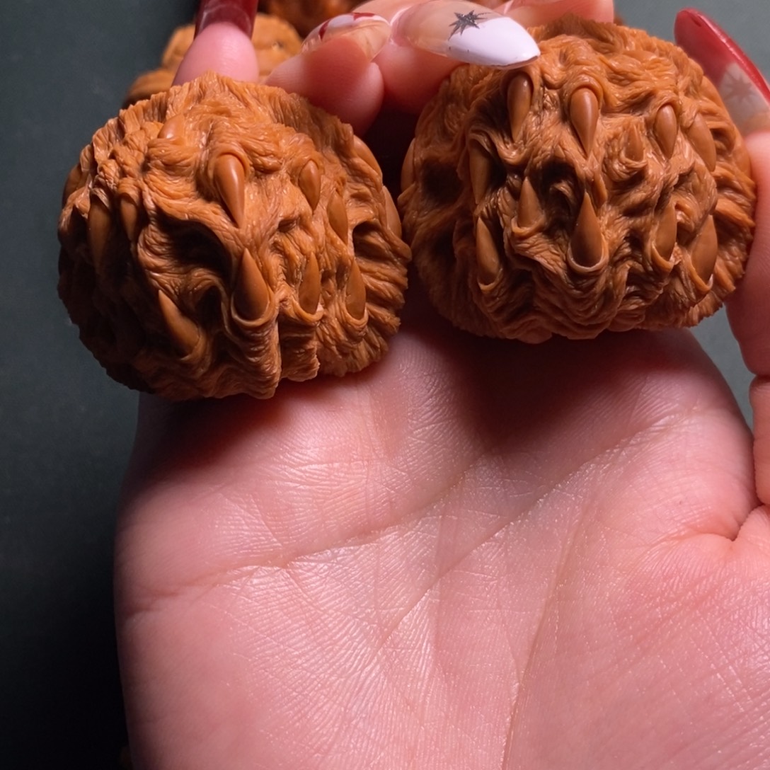 登***常文玩核桃白狮子精工吞噬