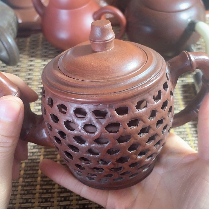 紫砂茶壶原矿泥料手工制作的紫砂壶。