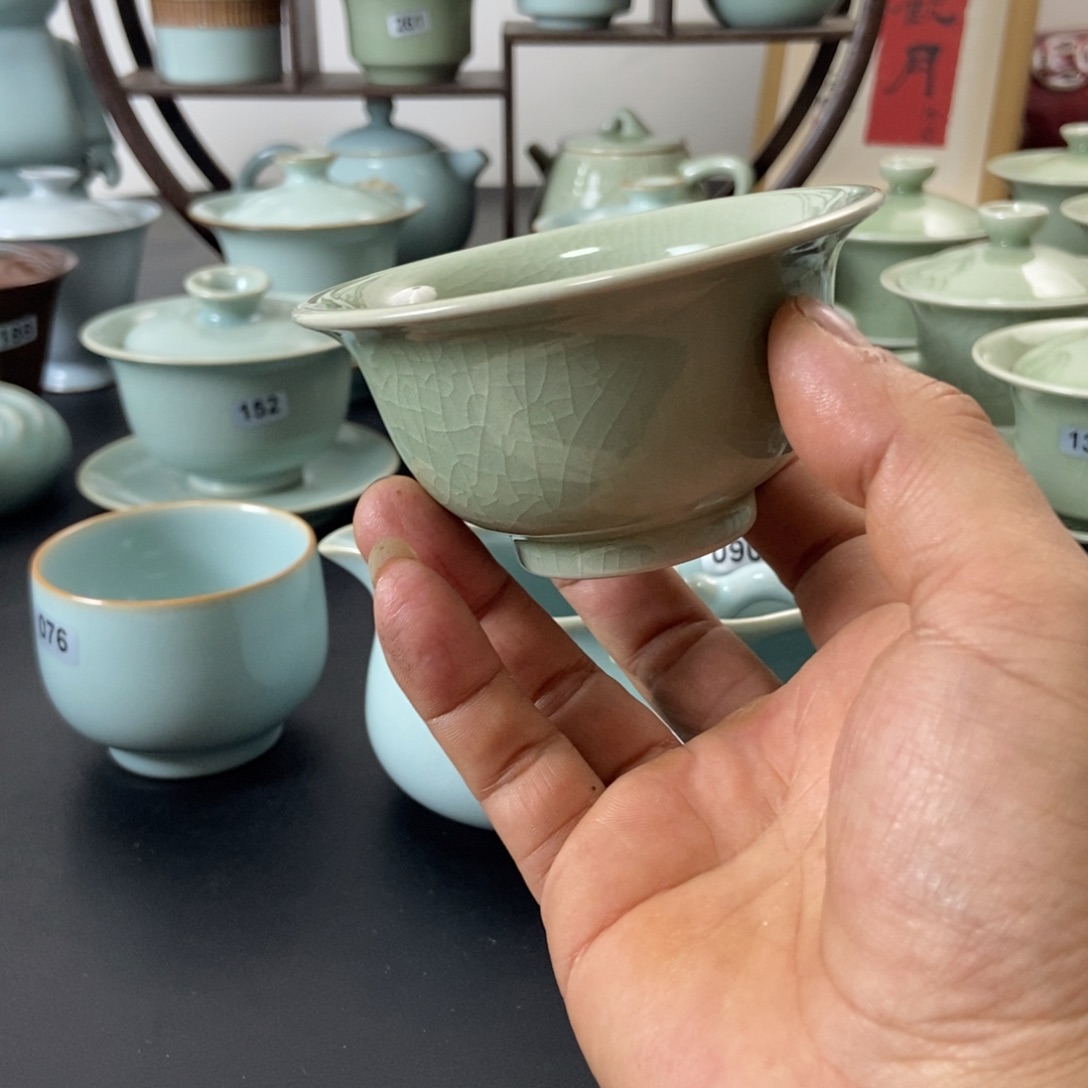 文***启一级品豆绿釉雕刻压手杯