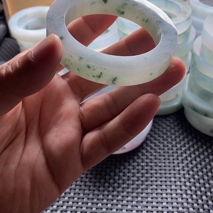 李****定制翡翠未镶嵌翡翠手镯