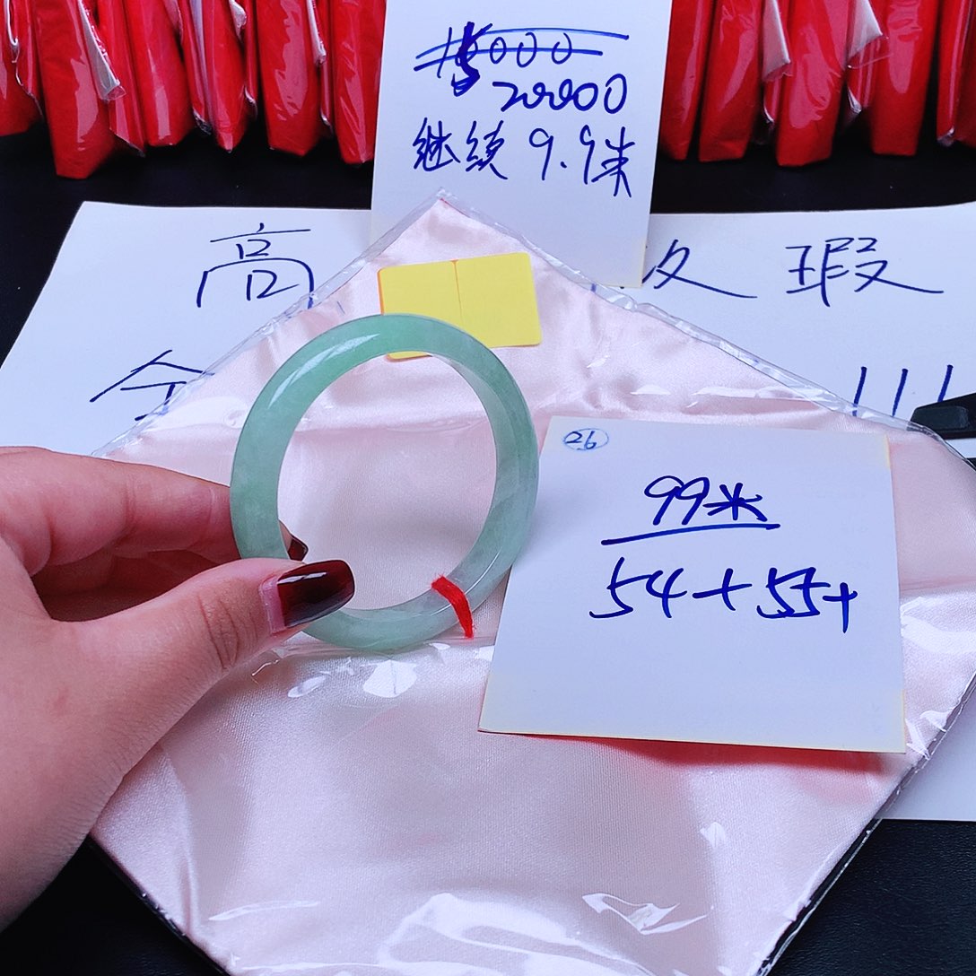 翡翠未镶嵌手镯26。      
