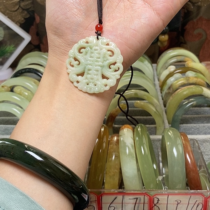 蛇纹石玉手镯未镶嵌