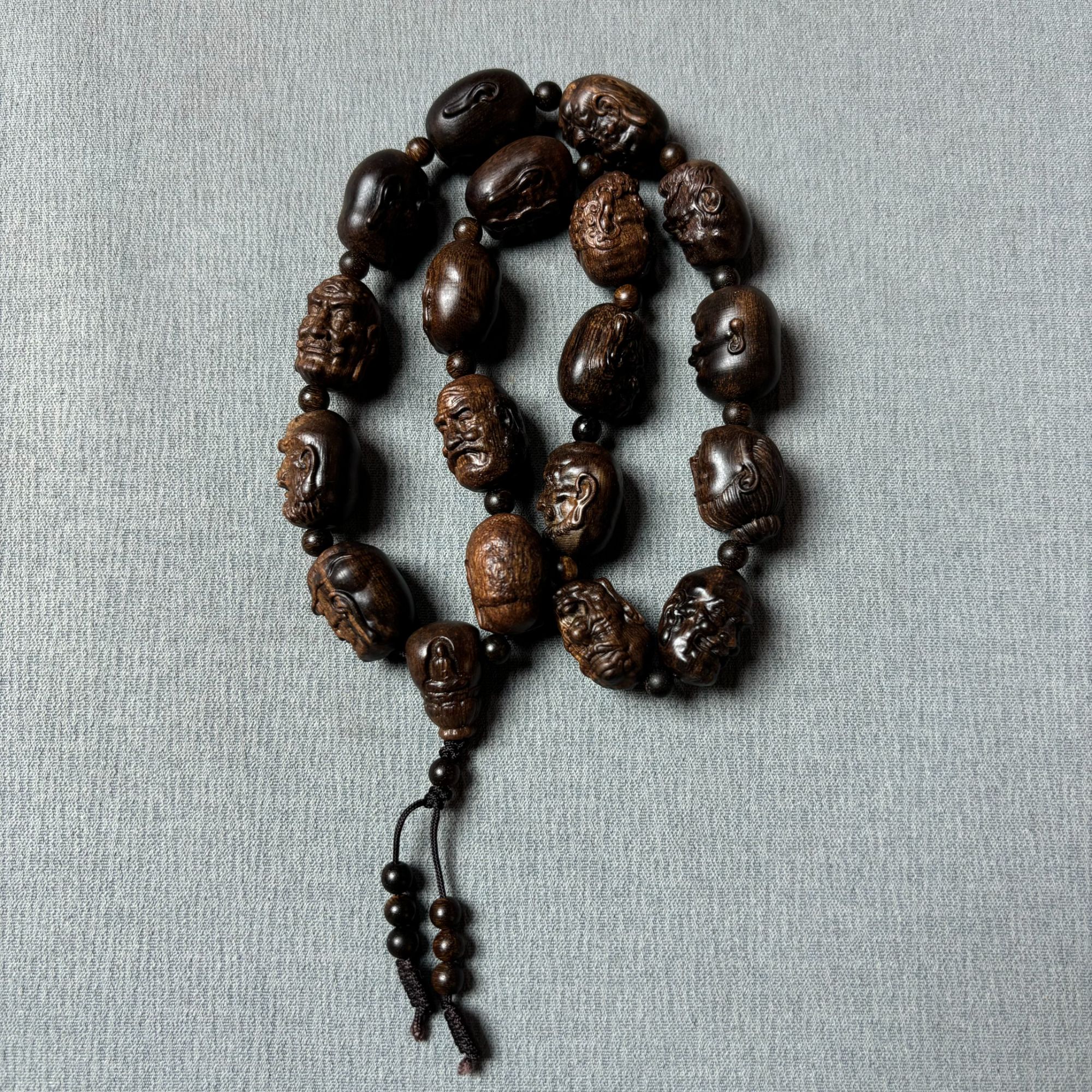 沉香雕刻十八罗汉手持小礼包2(拍一发三) 多样性发货