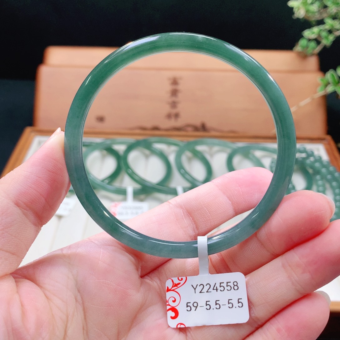 翡翠手镯（圆镯）未镶嵌