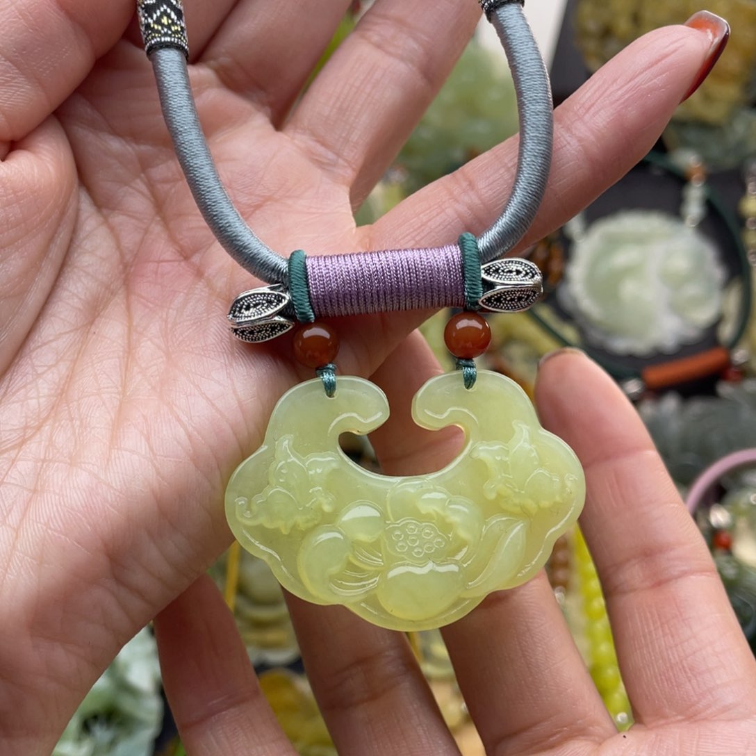 蛇纹石玉颈饰未镶嵌