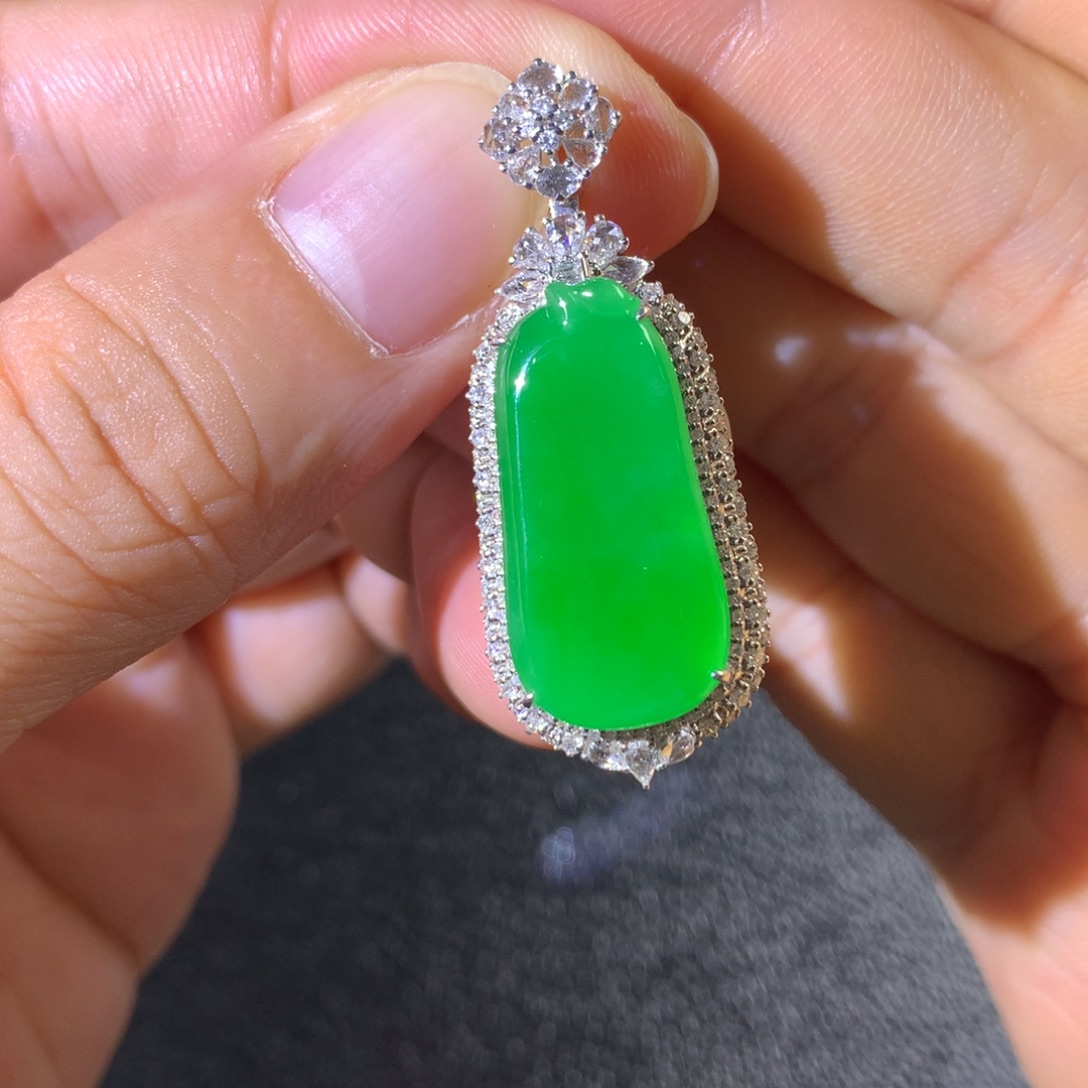 翡翠18K金镶嵌颈饰翡翠