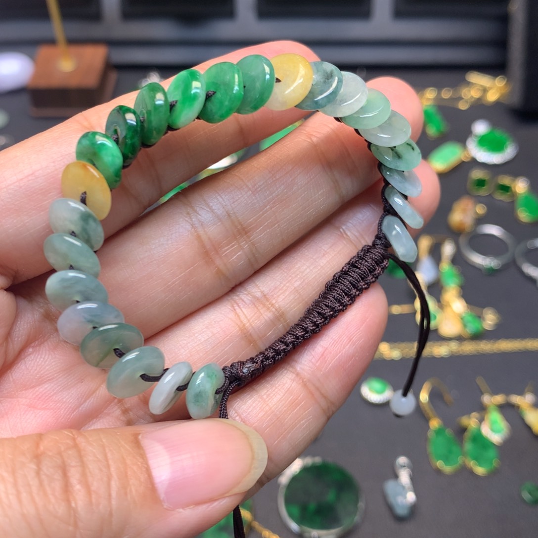 翡翠未镶嵌颈饰有纹