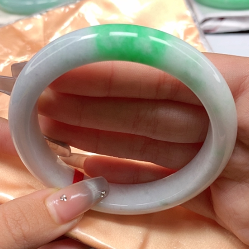 【闪购商品】翡翠手镯未镶嵌60圈