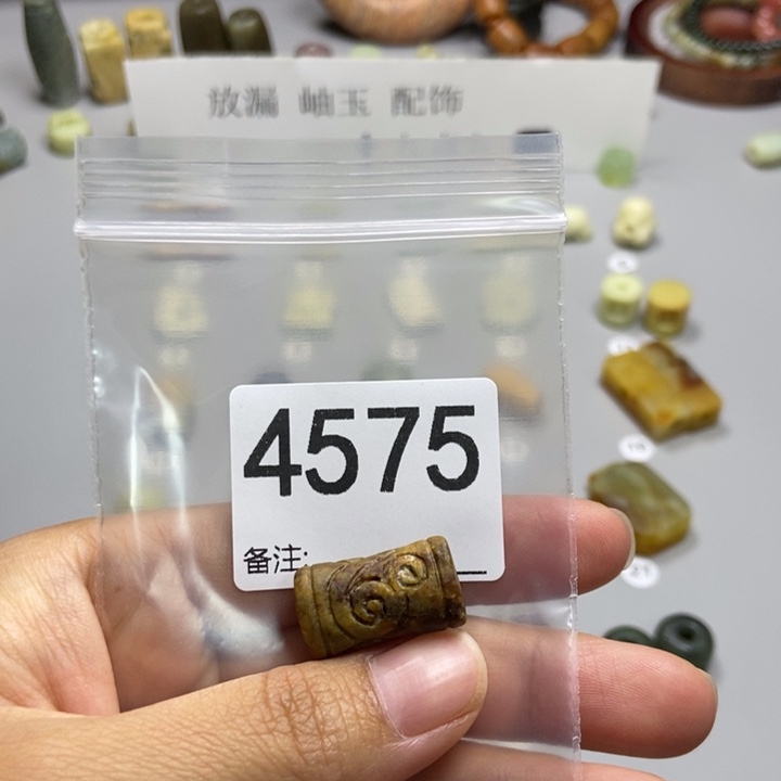 山***娃未镶嵌蛇纹石玉颈饰