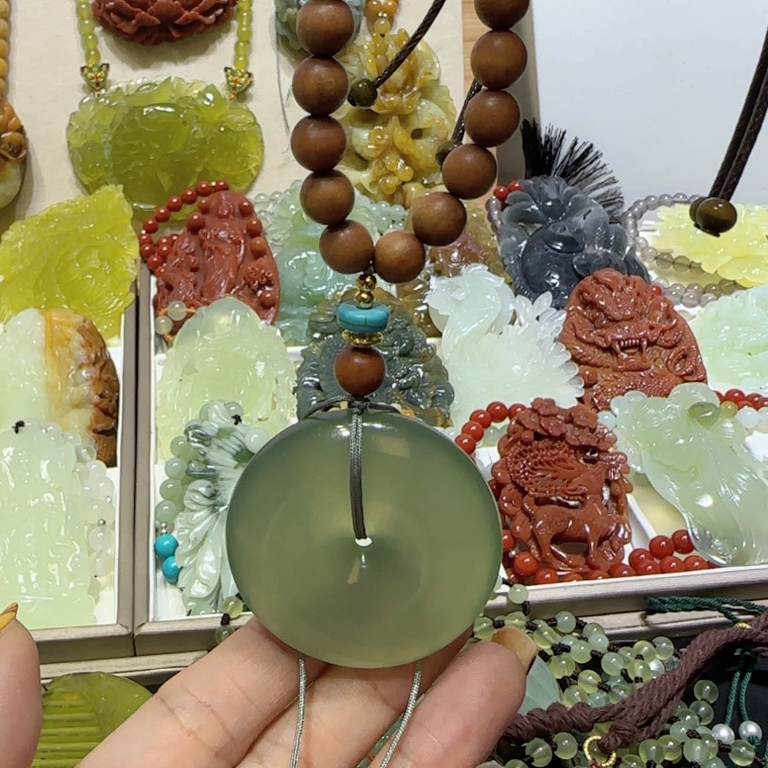 未镶嵌蛇纹石玉吊坠