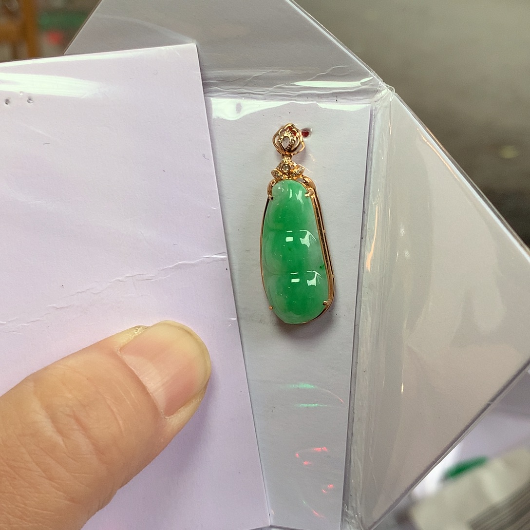 翡翠18K金镶嵌颈饰福豆