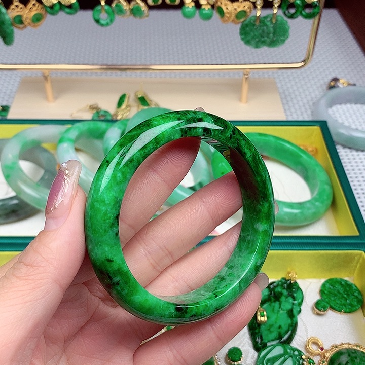 翡翠手镯未镶嵌翡翠 