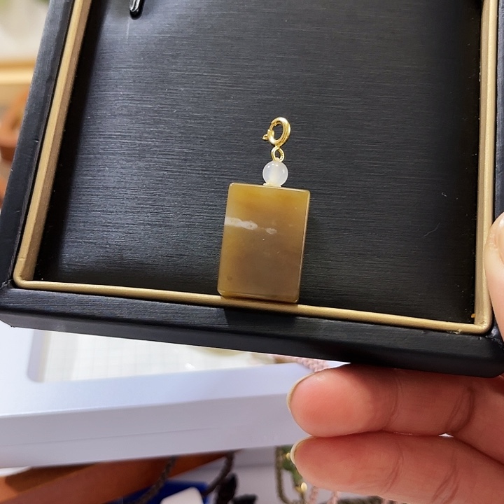 卡***糯和田玉未镶嵌颈饰