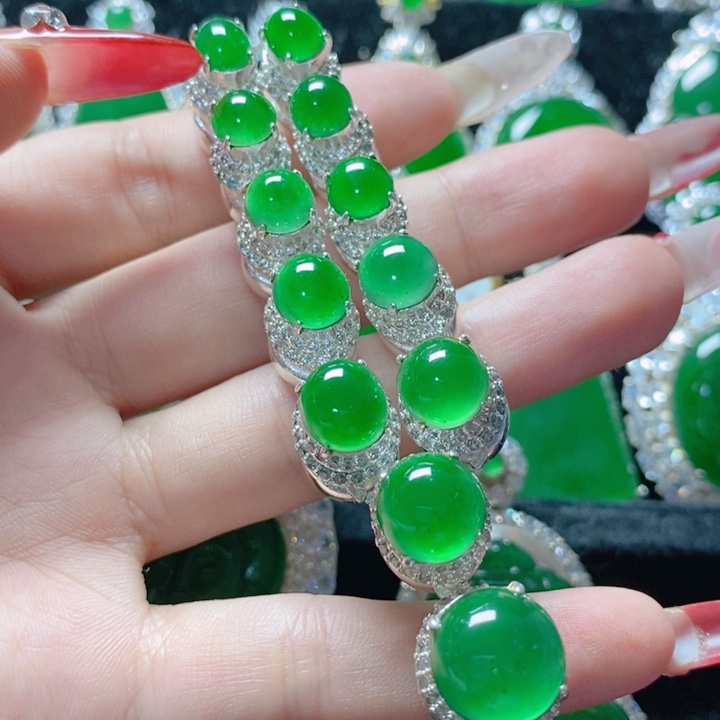 翡翠颈饰未镶嵌18。     