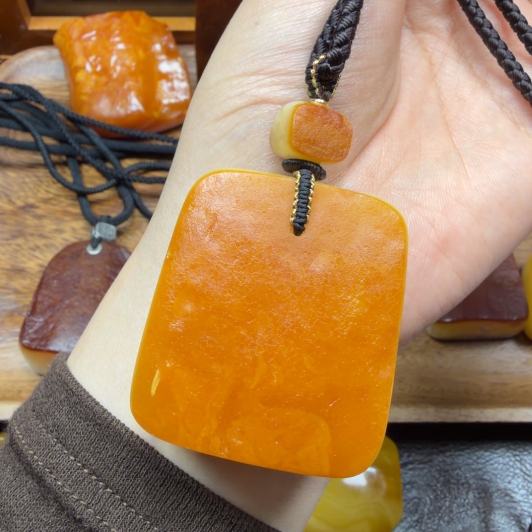 琥珀未镶嵌吊坠(赠链)