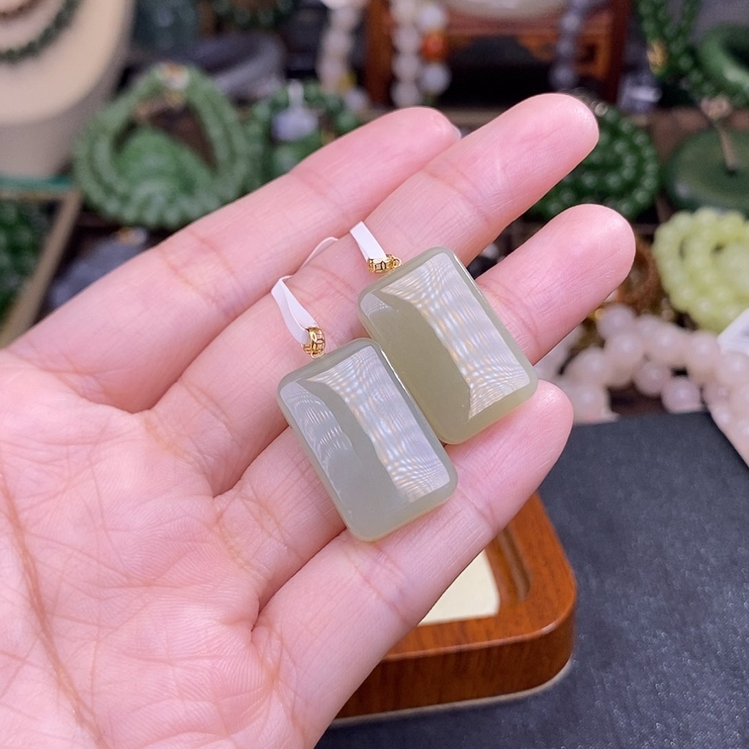 和田玉多样性发一 18.K金晴水无事牌未镶嵌