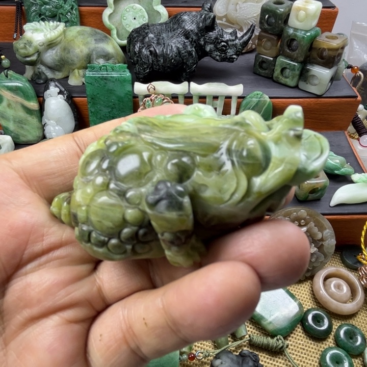 独山玉未镶嵌珠宝半成品有瑕疵