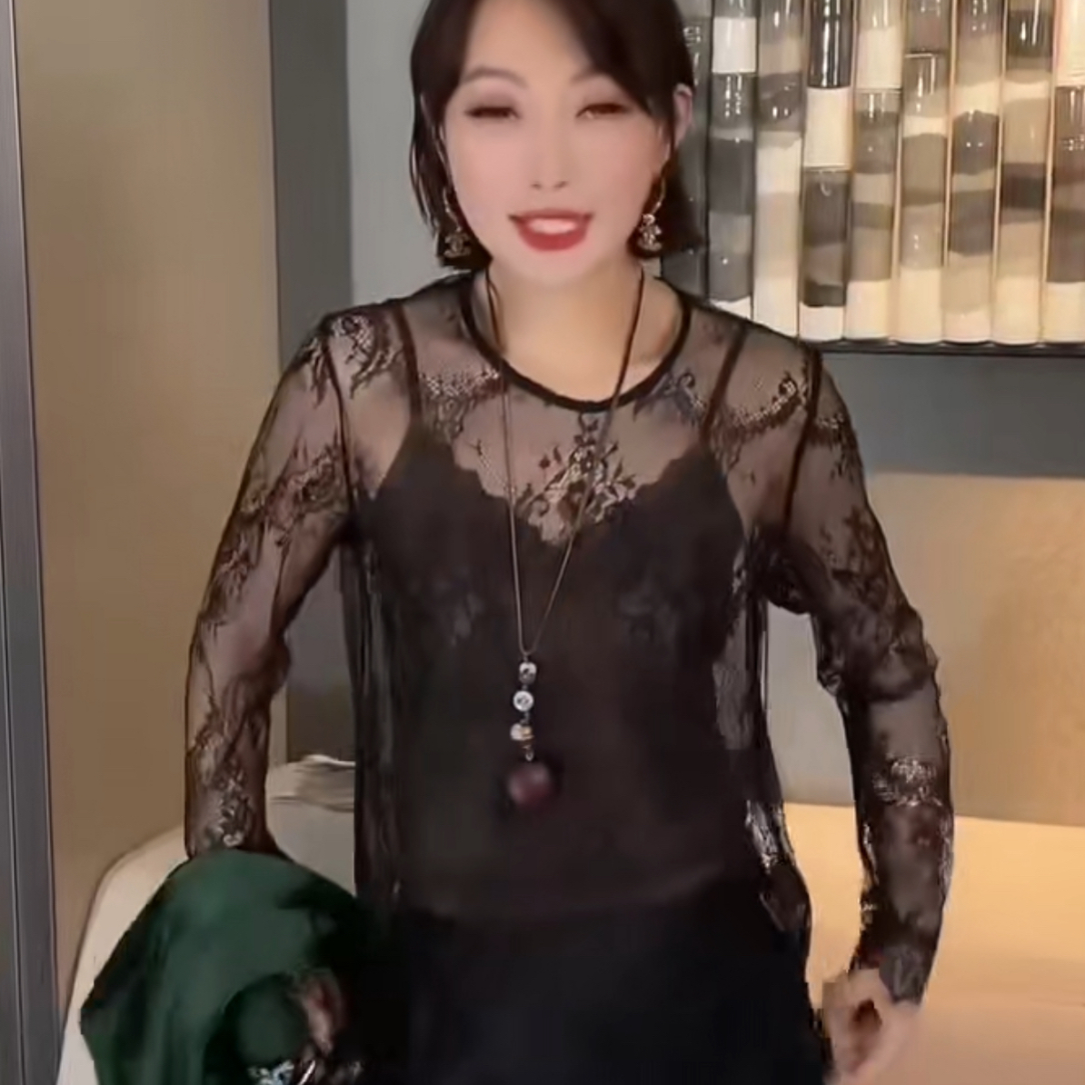 秋季新款韩版女士长袖蕾丝镂空网纱洋气打底上衣