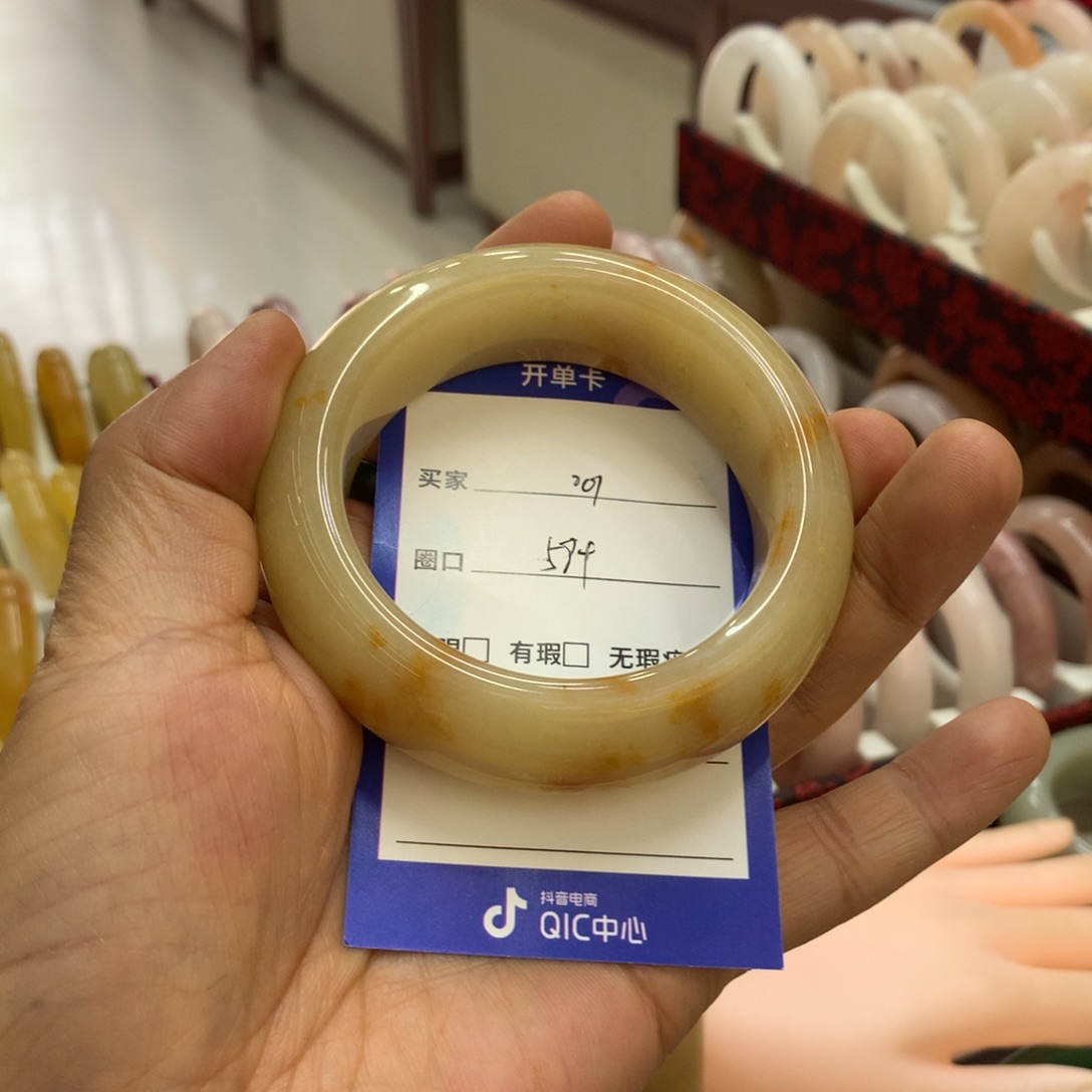 石英质玉手镯未镶嵌佘太翠黄金草全品手镯