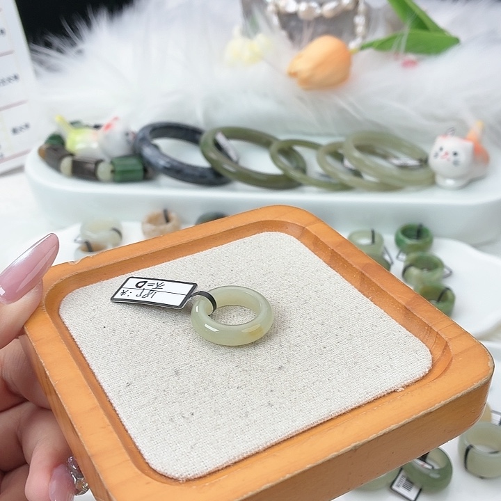 和田玉（糖玉）未镶嵌戒指t28晴水泥鳅背飘一口糖直径16.1不退换