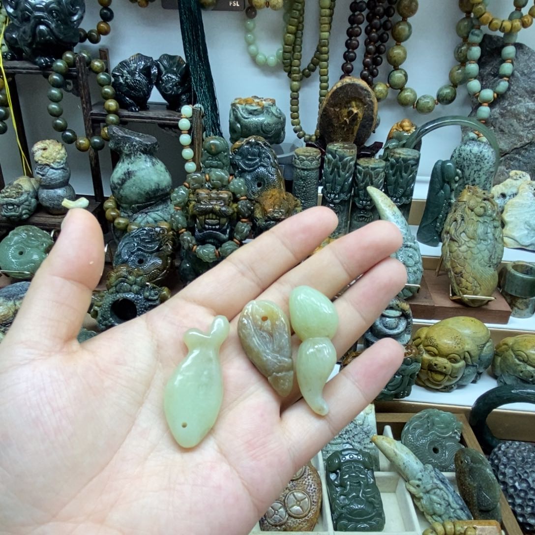 未镶嵌岫岩老玉（透闪石质玉）把件