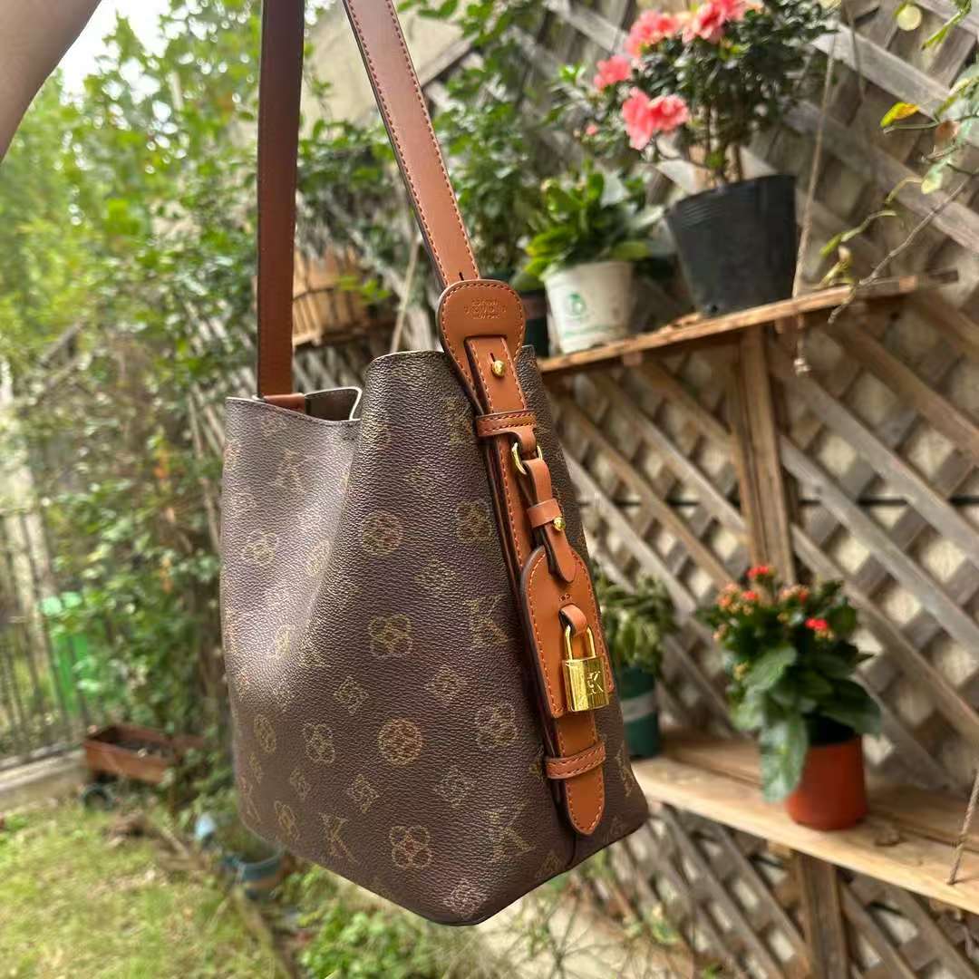 【艾莎店铺】新款时尚百搭单肩斜挎桶包