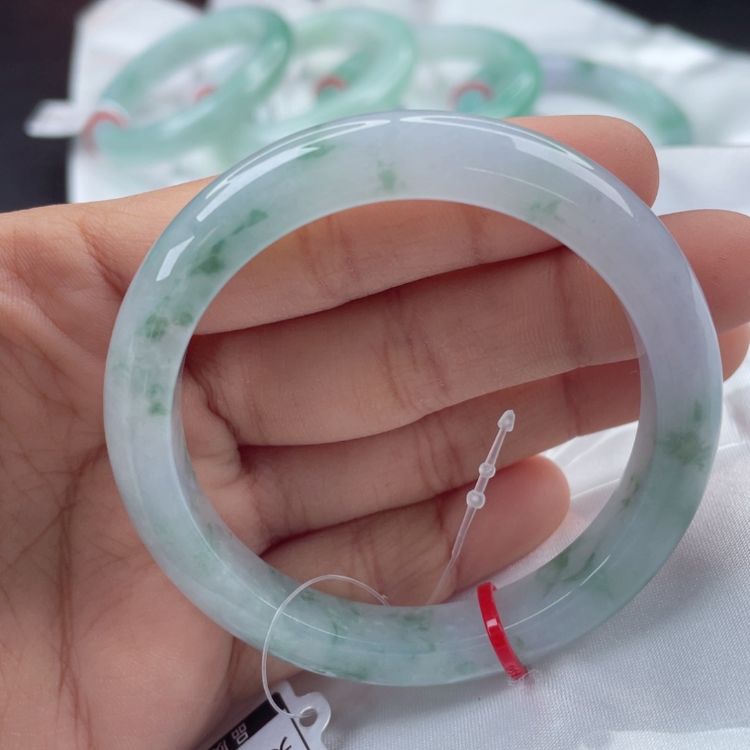 翡翠手镯未镶嵌52圈